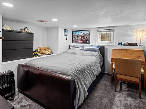 223 Hampton Rd, Saanich, BC - Indoor Photo Showing Bedroom