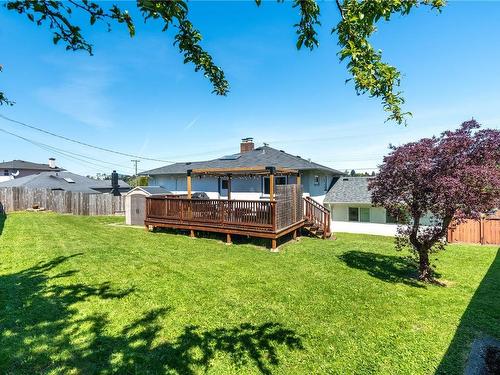 223 Hampton Rd, Saanich, BC - Outdoor With Deck Patio Veranda With Backyard