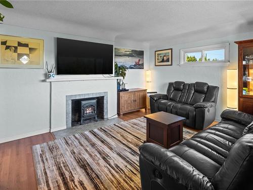 223 Hampton Rd, Saanich, BC - Indoor Photo Showing Living Room With Fireplace