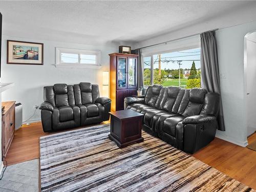 223 Hampton Rd, Saanich, BC - Indoor Photo Showing Living Room