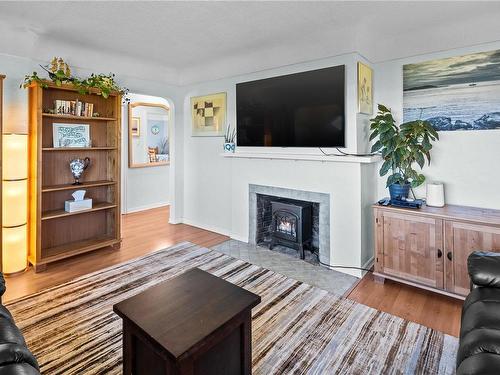 223 Hampton Rd, Saanich, BC - Indoor Photo Showing Living Room With Fireplace