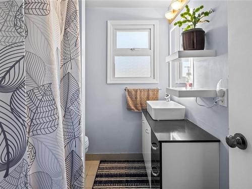 223 Hampton Rd, Saanich, BC - Indoor Photo Showing Bathroom