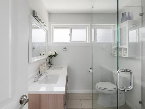 1051 Mcbriar Ave, Saanich, BC - Indoor Photo Showing Bathroom