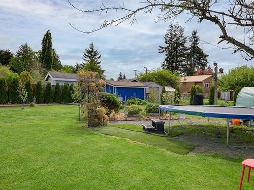 1051 Mcbriar Ave, Saanich, BC - Outdoor