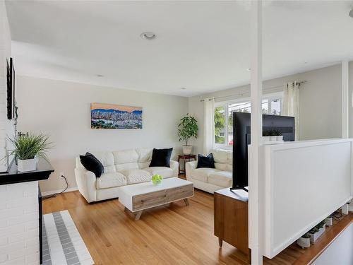 1051 Mcbriar Ave, Saanich, BC - Indoor Photo Showing Living Room