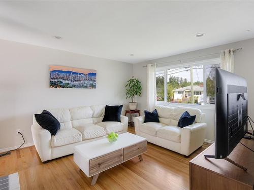 1051 Mcbriar Ave, Saanich, BC - Indoor Photo Showing Living Room