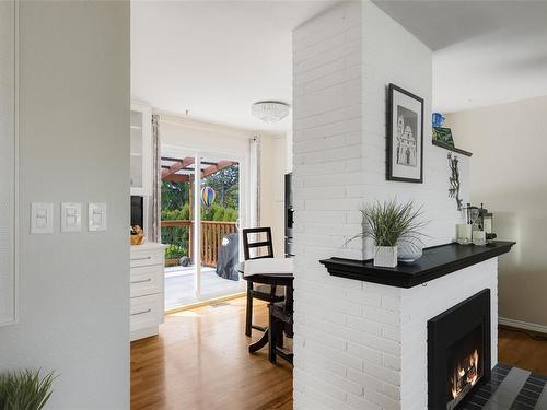 1051 Mcbriar Ave, Saanich, BC - Indoor With Fireplace