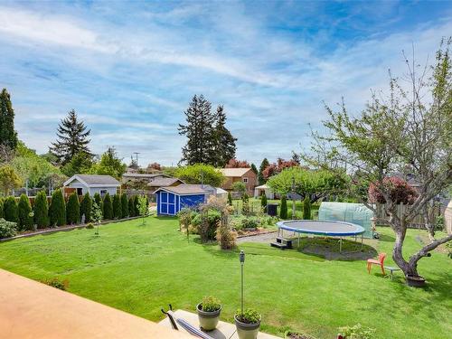 1051 Mcbriar Ave, Saanich, BC - Outdoor With Backyard