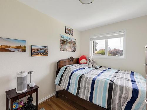 1051 Mcbriar Ave, Saanich, BC - Indoor Photo Showing Bedroom