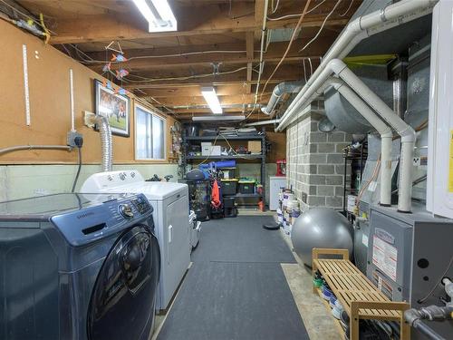 1051 Mcbriar Ave, Saanich, BC - Indoor Photo Showing Laundry Room