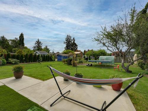 1051 Mcbriar Ave, Saanich, BC - Outdoor