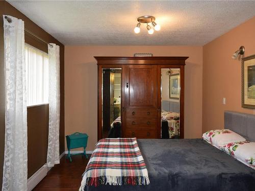 182 Alpine View, Tahsis, BC - Indoor Photo Showing Bedroom