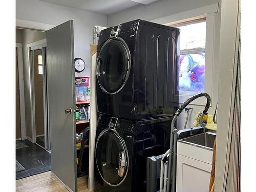 182 Alpine View, Tahsis, BC - Indoor Photo Showing Laundry Room