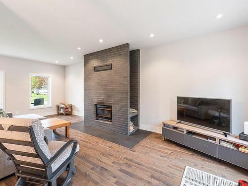 Salon - 108 Rue De Verchères, Dunham, QC - Indoor Photo Showing Living Room With Fireplace