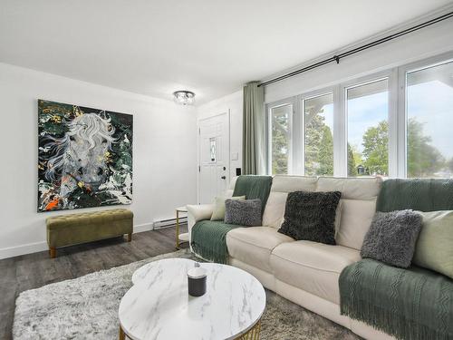 Living room - 348 5E Avenue, Laval (Laval-Des-Rapides), QC - Indoor Photo Showing Living Room