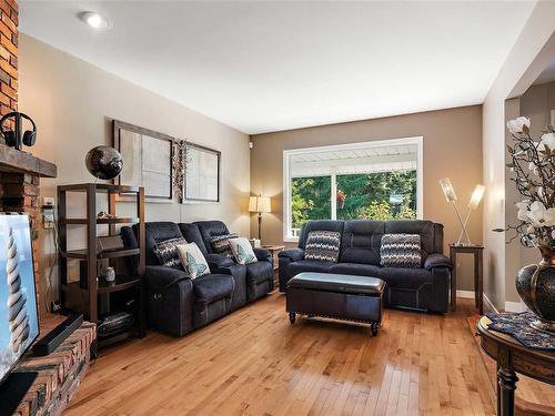 2944 Royce Rd, Shawnigan Lake, BC - Indoor Photo Showing Living Room