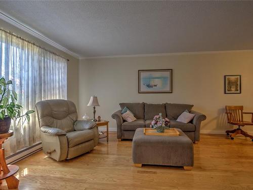 2179 Duggan Rd, Nanaimo, BC - Indoor Photo Showing Living Room