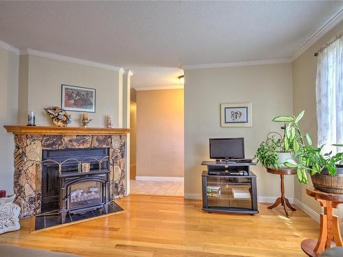 2179 Duggan Rd, Nanaimo, BC - Indoor Photo Showing Living Room With Fireplace