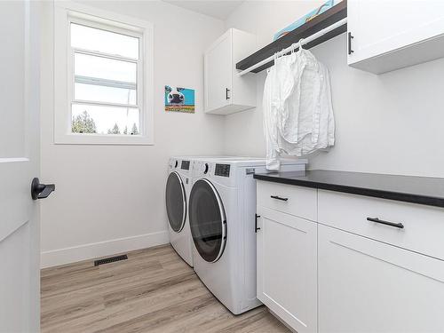 1010 Rozanno Way, Ladysmith, BC - Indoor Photo Showing Laundry Room