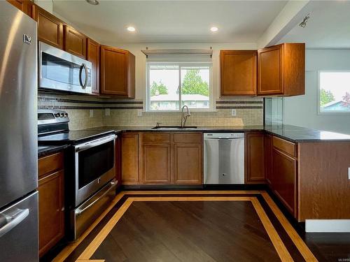 1873 Farrell Cres, Central Saanich, BC - Indoor Photo Showing Kitchen