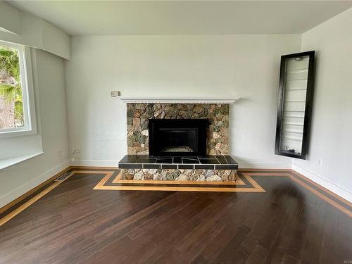 1873 Farrell Cres, Central Saanich, BC - Indoor Photo Showing Living Room With Fireplace