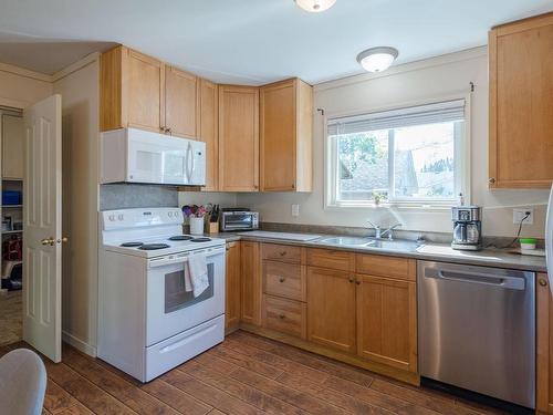 3209/3211 Gibbins Rd, Duncan, BC - Indoor Photo Showing Kitchen With Double Sink