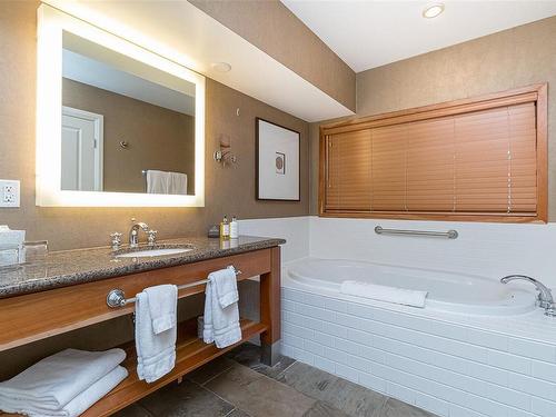 306/308 C-1376 Lynburne Pl, Langford, BC - Indoor Photo Showing Bathroom