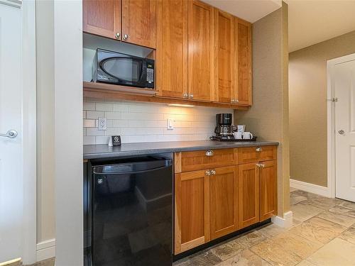 306/308 C-1376 Lynburne Pl, Langford, BC - Indoor Photo Showing Kitchen