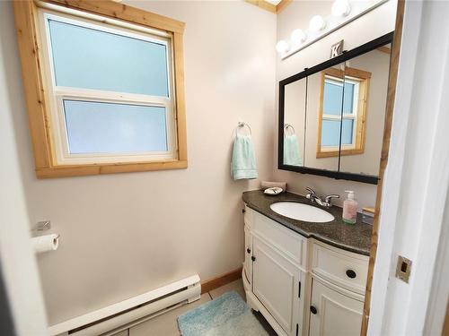 8296 Dickson Dr, Port Alberni, BC - Indoor Photo Showing Bathroom