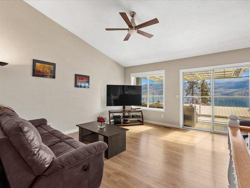 6559 Sherburn Road, Peachland, BC - Indoor Photo Showing Living Room