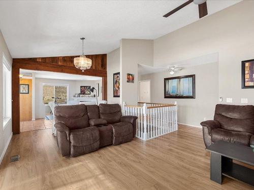 6559 Sherburn Road, Peachland, BC - Indoor Photo Showing Living Room