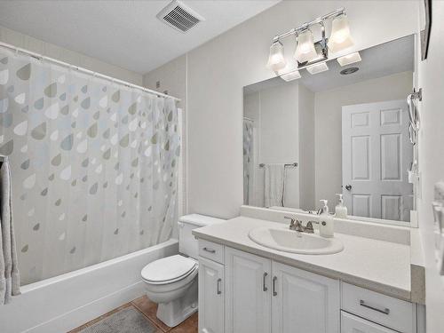 6559 Sherburn Road, Peachland, BC - Indoor Photo Showing Bathroom