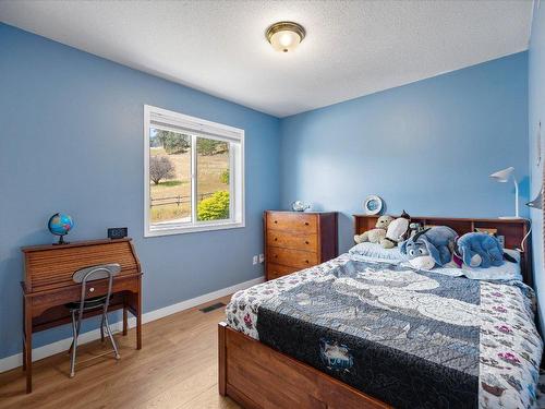 6559 Sherburn Road, Peachland, BC - Indoor Photo Showing Bedroom