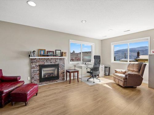 6559 Sherburn Road, Peachland, BC - Indoor Photo Showing Living Room With Fireplace