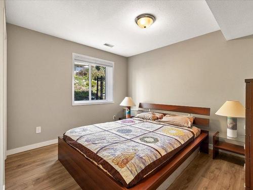6559 Sherburn Road, Peachland, BC - Indoor Photo Showing Bedroom