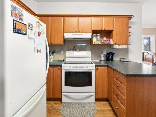 101-1940 Richter Street, Kelowna, BC - Indoor Photo Showing Kitchen