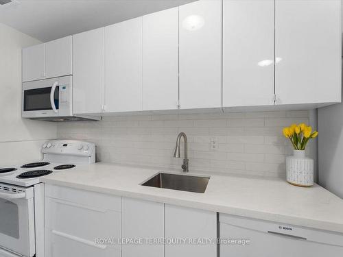 301-895 Kennedy Rd, Toronto, ON - Indoor Photo Showing Kitchen
