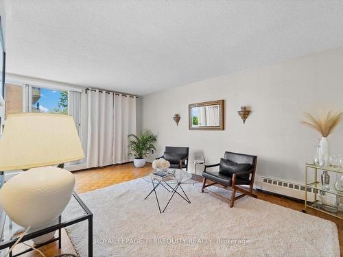 301-895 Kennedy Rd, Toronto, ON - Indoor Photo Showing Living Room