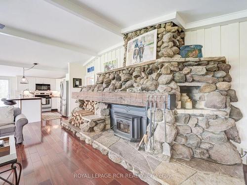 9759 Castlederg Sdrd, Caledon, ON - Indoor Photo Showing Living Room With Fireplace