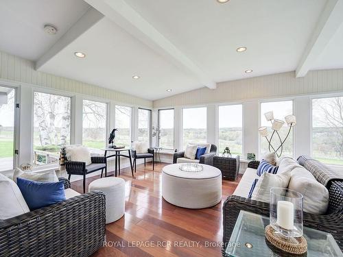 9759 Castlederg Sdrd, Caledon, ON - Indoor Photo Showing Living Room