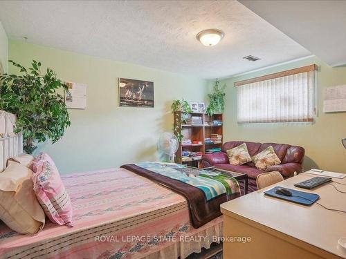 40 Hearthside Cres, Hamilton, ON - Indoor Photo Showing Bedroom