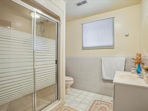 40 Hearthside Cres, Hamilton, ON - Indoor Photo Showing Bathroom