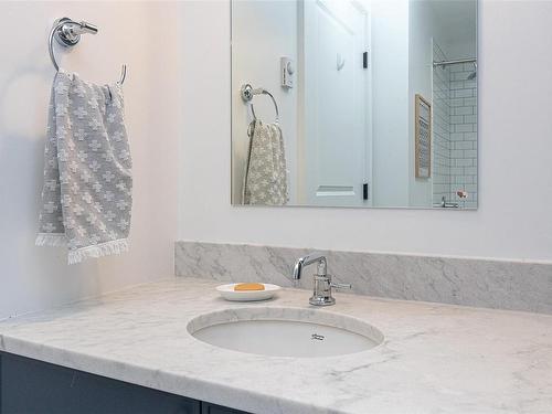1-230 Wilson St, Victoria, BC - Indoor Photo Showing Bathroom