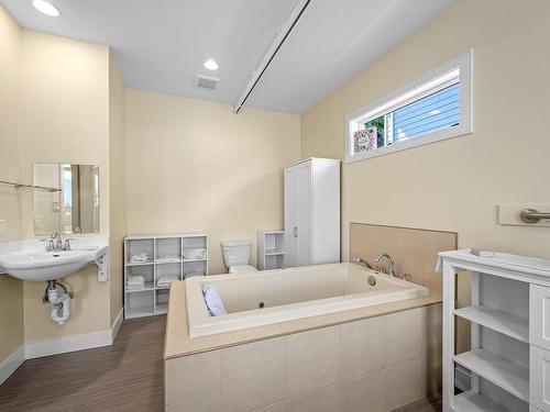 2612 Swanson St, Courtenay, BC - Indoor Photo Showing Bathroom