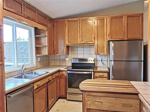2116 Colinwood Rd, Sidney, BC - Indoor Photo Showing Kitchen With Double Sink
