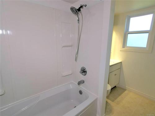 2116 Colinwood Rd, Sidney, BC - Indoor Photo Showing Bathroom