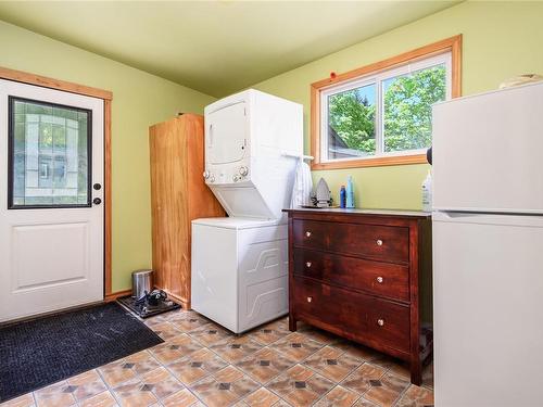 1307 Anderton Rd, Comox, BC - Indoor Photo Showing Laundry Room