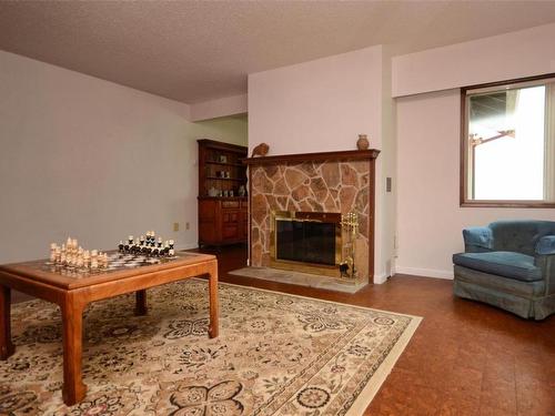 3-7768 East Saanich Rd, Central Saanich, BC - Indoor Photo Showing Living Room With Fireplace