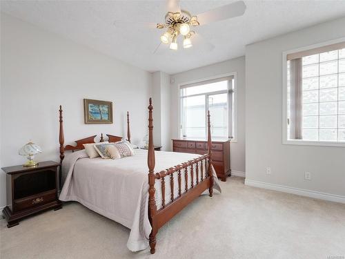 303-2423 Beacon Ave, Sidney, BC - Indoor Photo Showing Bedroom