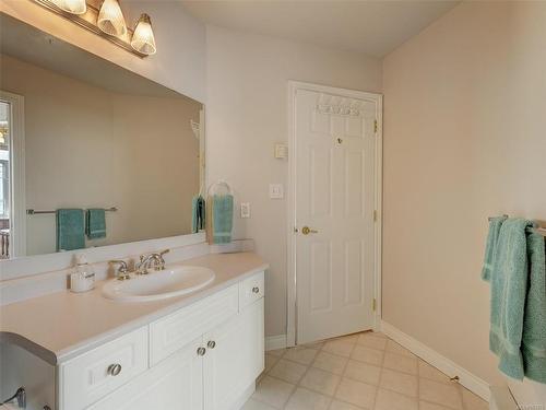 303-2423 Beacon Ave, Sidney, BC - Indoor Photo Showing Bathroom